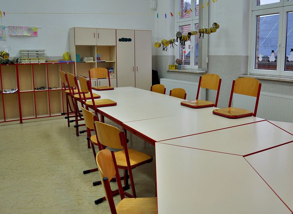 So wie auf diesem Bild vom Januar in der Grundschule in Westeregeln soll es nach dem Willen der Kommunalpolitiker im neuen Schuljahr in den Klassenräumen nicht mehr aussehen.