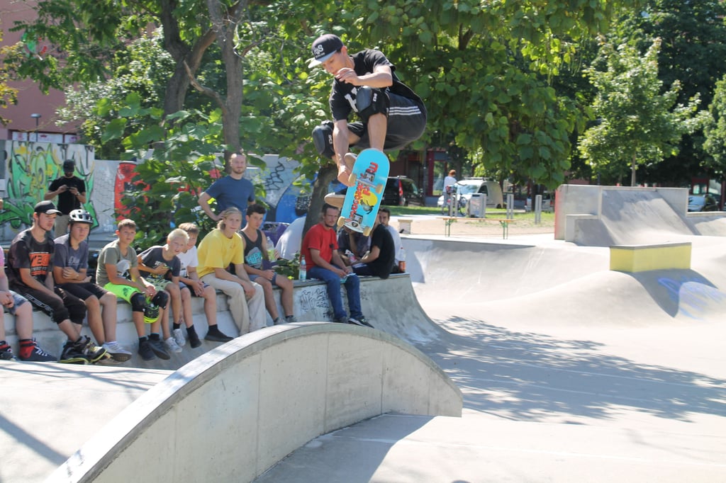 Seit Freitag ist der Skatepark in Halle-Neustadt Bühne für kleine und große Tricks auf den rollenden Sportgeräten.