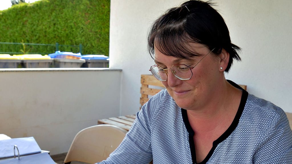 Anja Krüger blättert in den Antragsunterlagen für den Multifunktionssportplatz. Dieser soll mit 90000 Euro aus Leadermitteln finanziert werden.