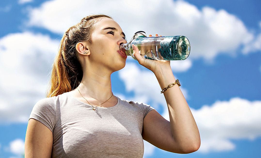 Ausreichendes Trinken, mindestens drei Liter täglich, beugt die Bildung von Blutgerinnseln vor.