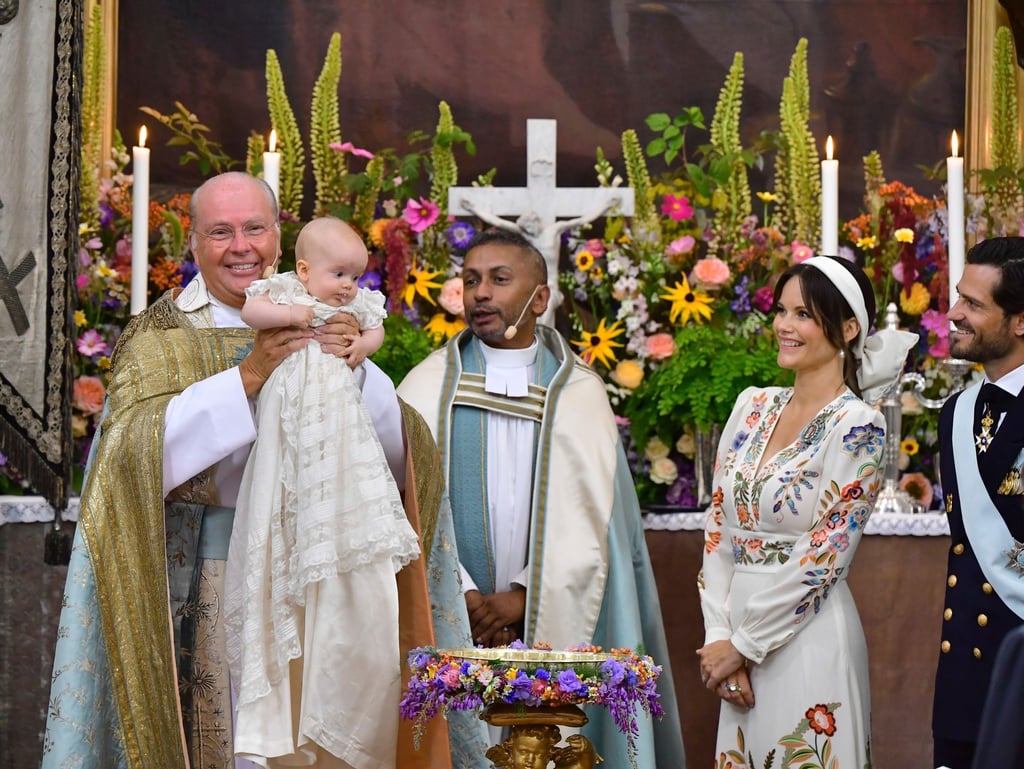 Bischof Johan Dalman (l) hält Prinz Julian, während Pfarrer Michael Bjerkhagen (M) Prinzessin Sofia (2.v.r.) und Prinz Carl Philip in der Kapelle von Schloss Drottningholm zusehen. Prinz Julian ist der dritte Sohn von Prinz Carl Philip und Prinzessin Sofia.