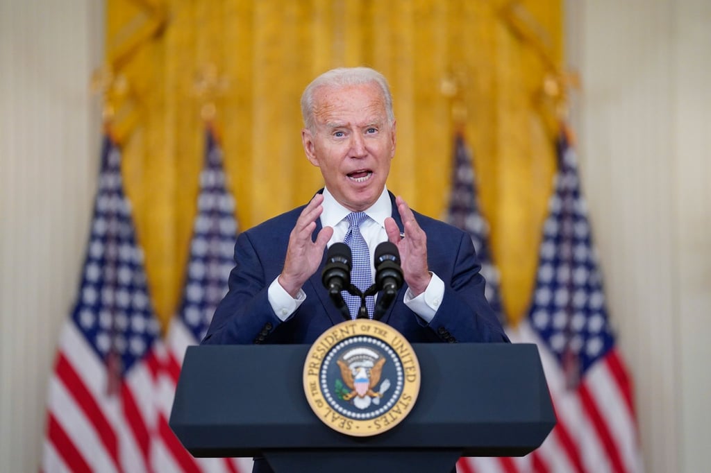Joe Biden, Präsident der USA, spricht im East Room des Weißen Hauses. Biden hat trotz des rasanten Vormarsches der islamistischen und militanten Taliban in Afghanistan erneut den Abzug der US-Truppen aus dem Krisenstaat verteidigt.