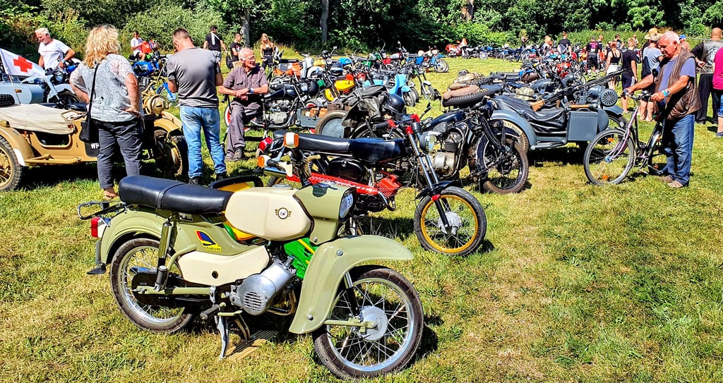 900 Oldtimer-Freunde folgten der Einladung der Zweitaktfreunde ?Blaue Fahne" zum Treffen. Viele kamen mit Habicht, Spatz oder S51.