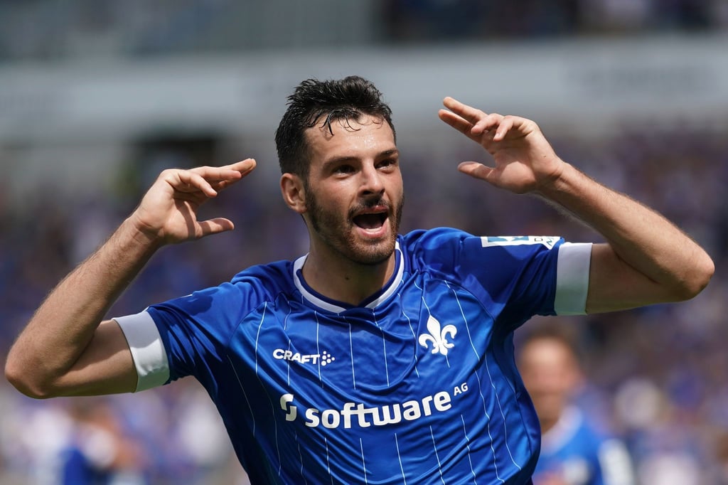 Darmstadts Luca Pfeiffer jubelt nach dem Treffer zum 2:0.