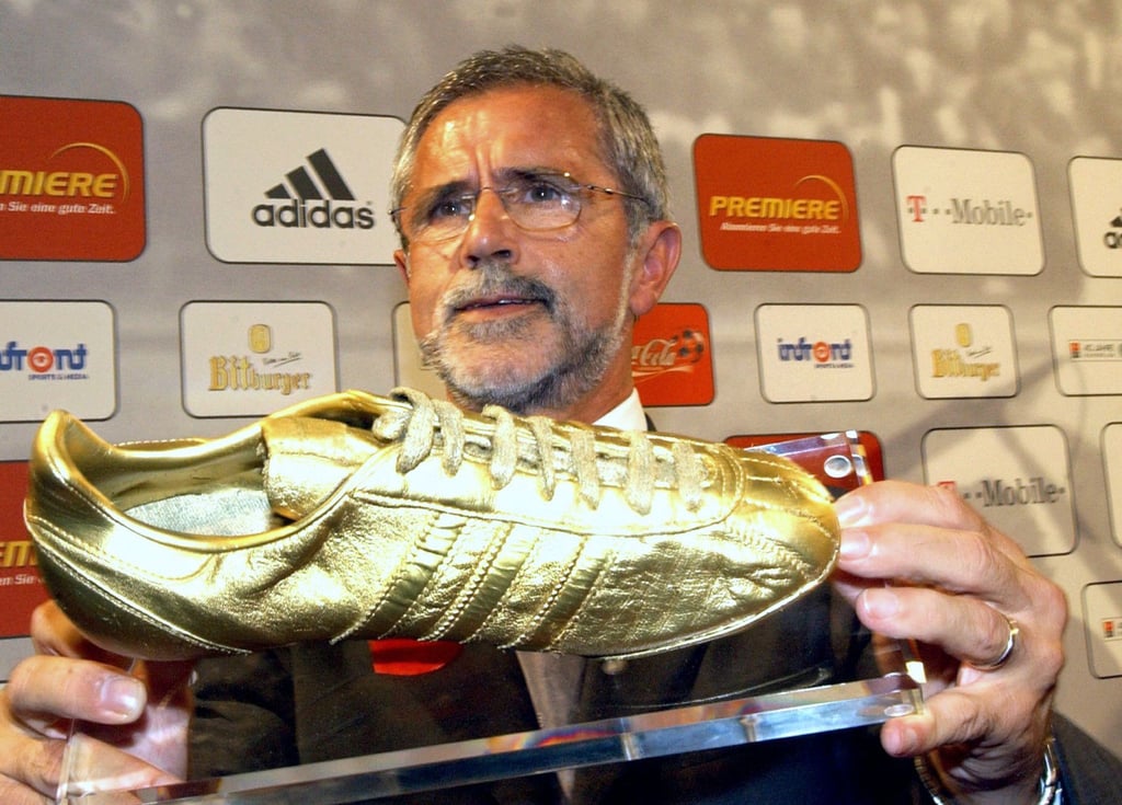 Gerd Müller erhielt im Jahr 2003 als erfolgreichster Spieler der Bundesliga einen goldenen Fußballschuh.