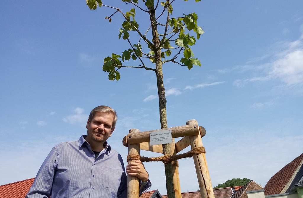Der Vorsitzende des Gemeindekirchenrats in Klein Wanzleben, Knut Freese, an der Eiche, die eigens für ihn gepflanzt wurde.