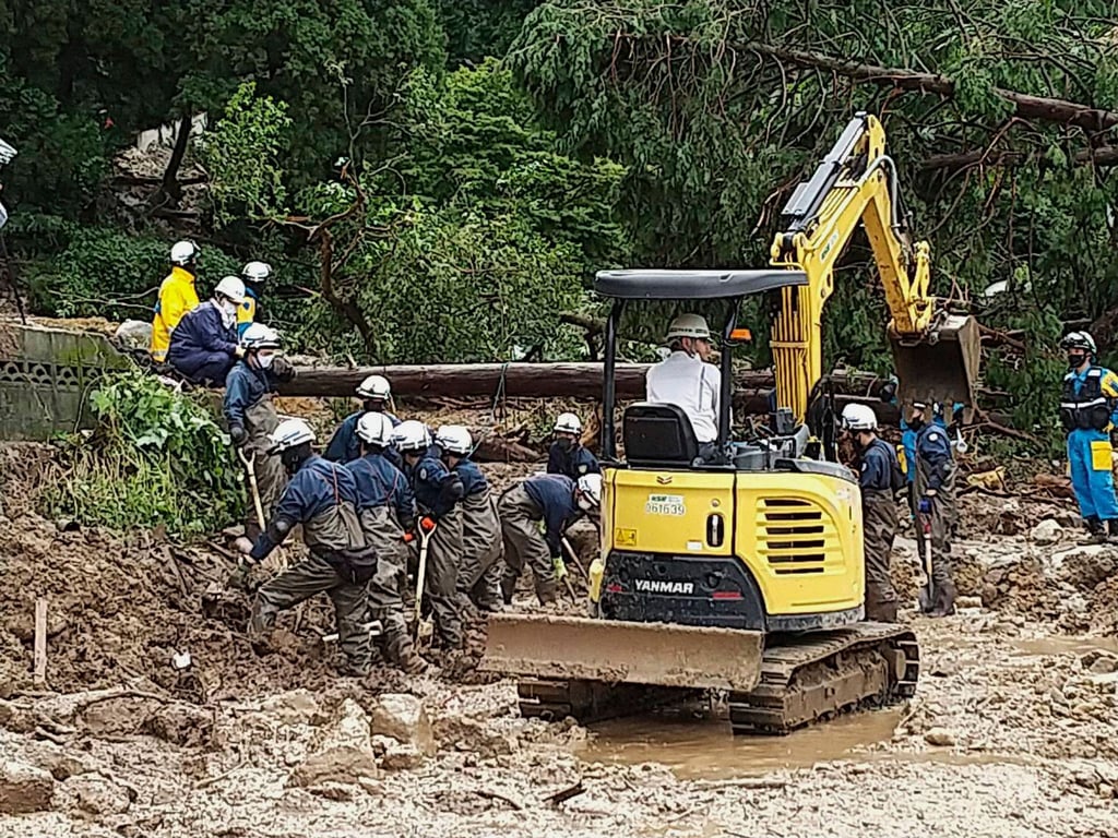 Auf diesem Foto, das von der Nagasaki Kenou Wide Area Fire Department zur Verfügung gestellt wurde, suchen Feuerwehrleute nach schweren Regenfällen in einem Gebiet im Obama-Viertel von Unzen, Präfektur Nagasaki, Südjapan, nach vermissten Personen.