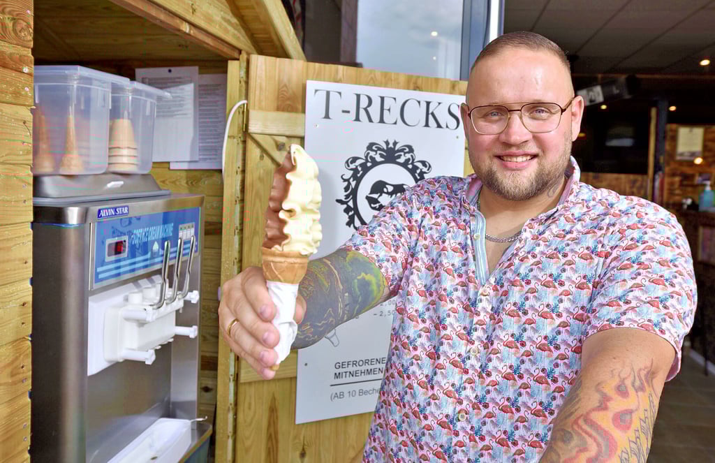 Daniel Reck, ailas T-Recks, bietet vor seinem Geschäft an der Mühlstraße leckeres Softeis an.