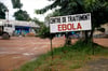 Ein Wegweiser kündigt den Eingang zur Ebola-Behandlungsstation in Gueckedou, Guinea, an. Im westafrikanischen Staat Elfenbeinküste ist der erste Fall der lebensgefährlichen Ebola-Krankheit seit mehr als einem Vierteljahrhundert registriert worden.