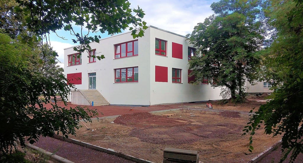 Die Gemeinschaftsschule "Gottfried Wilhelm Leibniz" Magdeburg bekommt neben einem sanierten Schulgebäude auch einen neuen Anbau. Mit dem Umzug steht der Schule nicht allein die modernste Ausstattung in einem modernen Gebäude zur Verfügung. Auch wird Platz für die Erweiterung der Grundschule Hegelstraße am bisherigen Standort geschaffen.