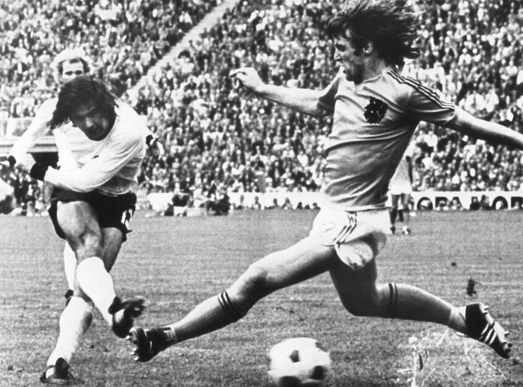 Gerd Müller (l) erzielt im WM-Finale 1974 den 2:1-Siegtreffer gegen die Niederlande.