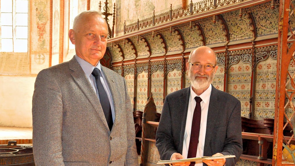 Superintendent Matthias Heinrich (rechts) und der Präses des Kirchenkreises, Hans-Joachim Schulz, hoffen auf eine Bewerbung für die Klötzer Pfarrstelle. Sie ist bereits seit Jahresanfang nach dem Ausscheiden von Michael Nolte vakant.