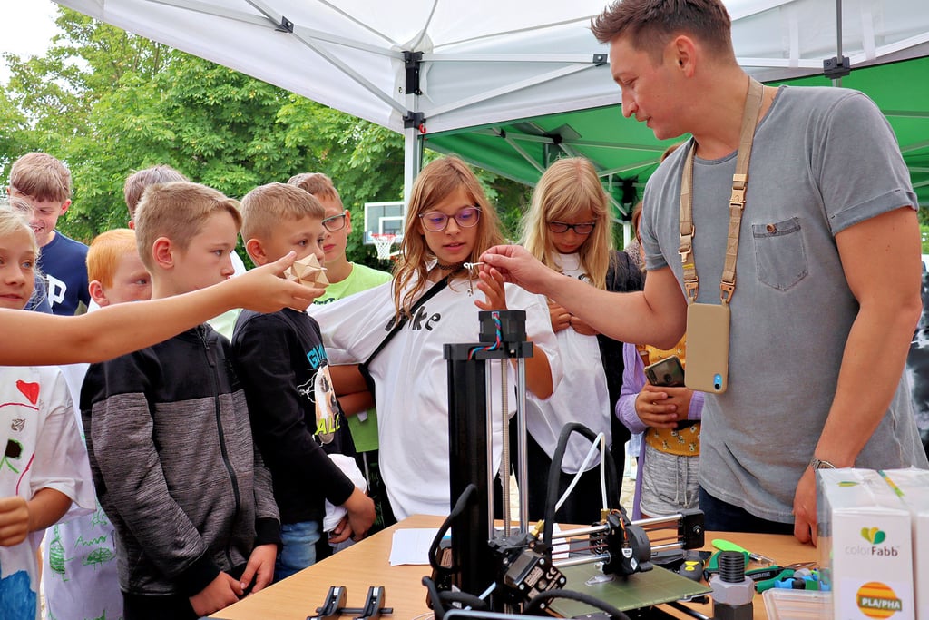 Maker-Manager Manfred Gramer hat mit seinem Team Station bei den Ferienspielen des DRK-Kreisverbandes Wanzleben in Eilsleben Station gemacht. Der Zuspruch durch die Kinder war dabei enorm.