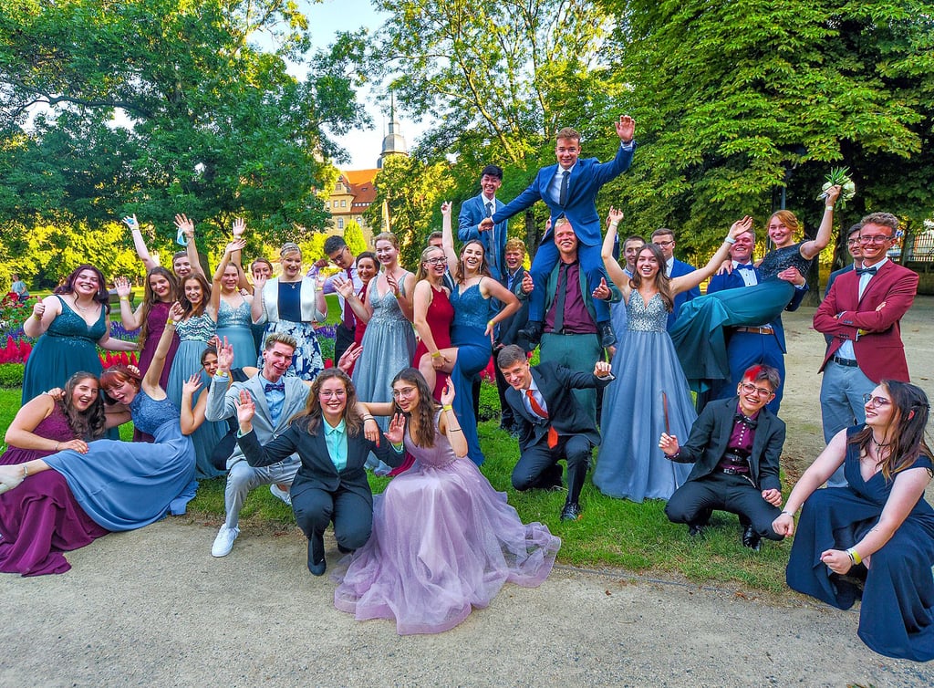 Ausgelassen feierten Abiturienten des Herder-Gymnasiums den Abschluss ihrer Schulzeit.