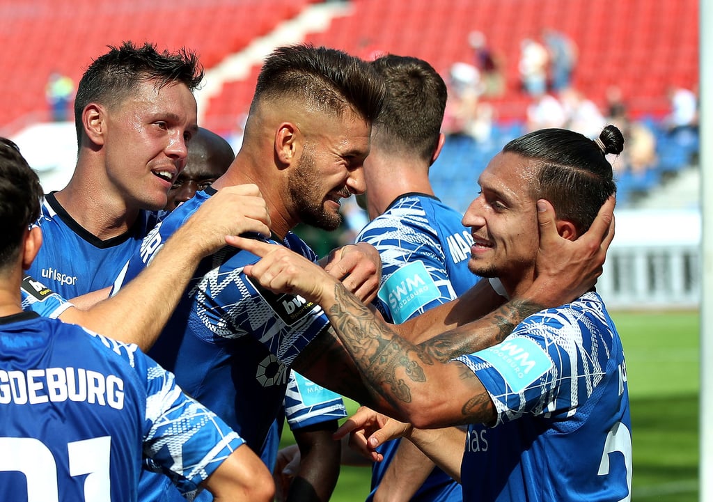 Baris Atik (r.) brachte den FCM mit seinem verwandelten Strafstoß gegen den TSV Havelse auf die Siegerstraße. Den zweiten Elfmeter überließ er Kai Brünker (M.), der den 3:1-Endstand herstellte.