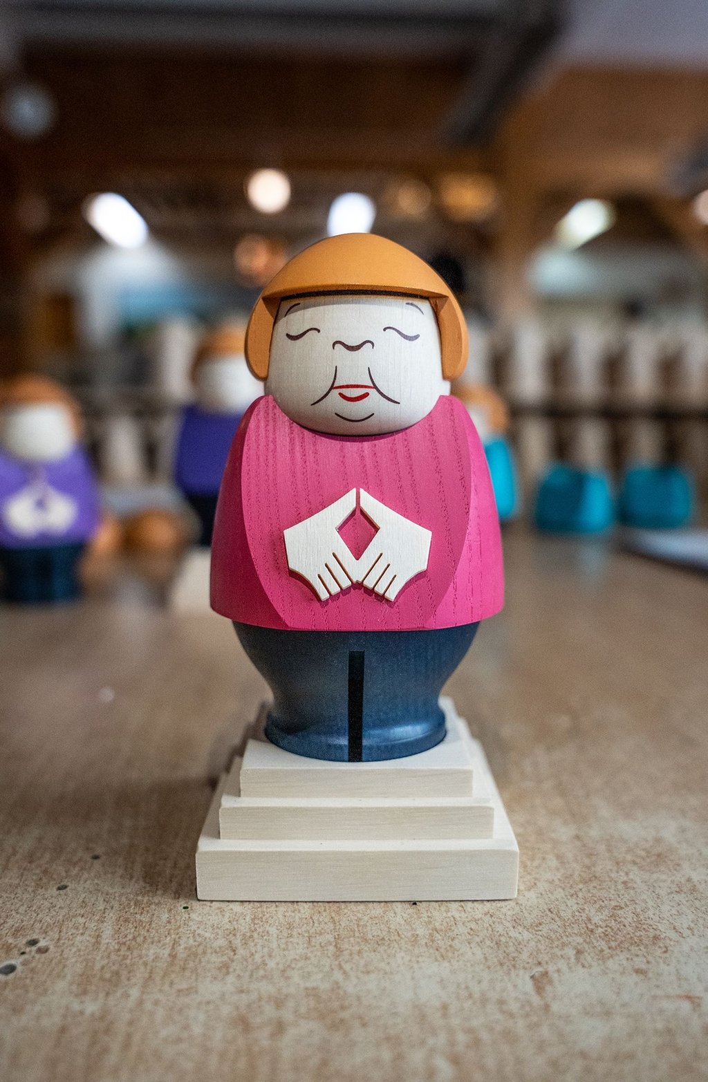Eine Räucherfigur aus dem Erzgebirge stellt die amtierende Bundeskanzlerin Anegka Merkel dar.