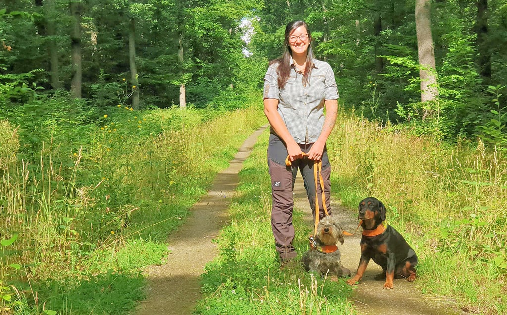 Sarah Ehrich - hier mit ihren Hunden, dem Dackel Artus und der Schwarzwildbracke Asko - hat im Juli das Revier Haferfeld übernommen.