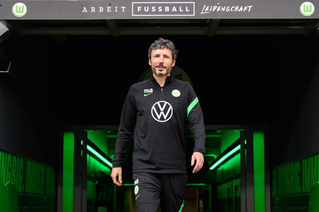 Wolfsburg-Trainer Mark van Bommel hat da was verwechselt.