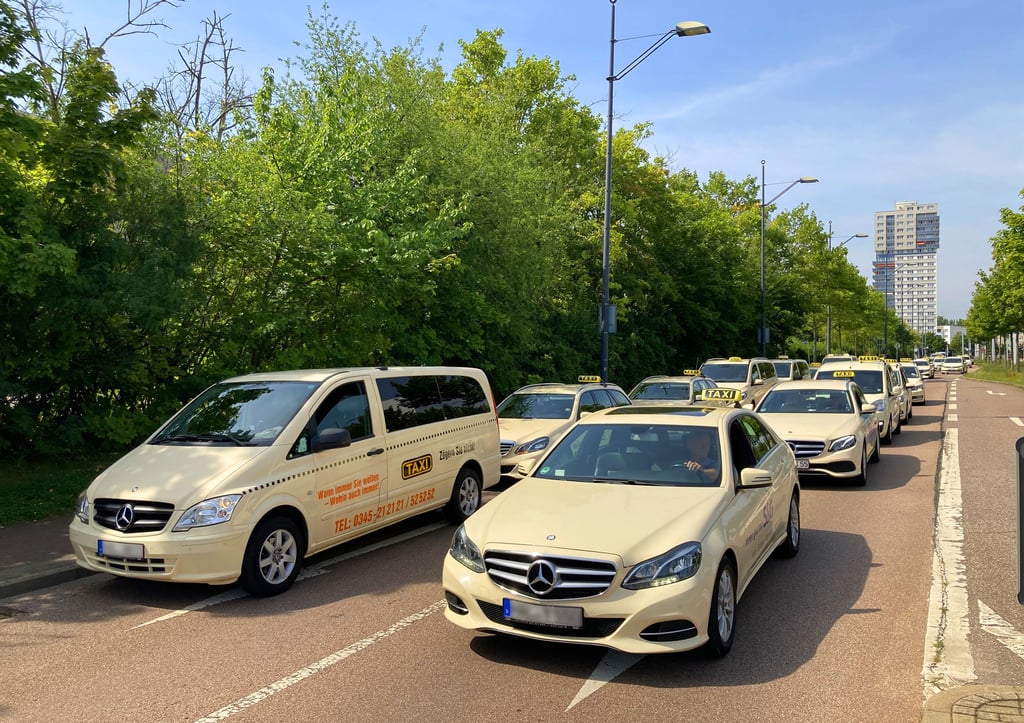 Rund 35 Taxis machten am Freitag mit einem spontanen Konvoi auf die Forderung nach einer Öffnung der Mansfelder Straße aufmerksam.