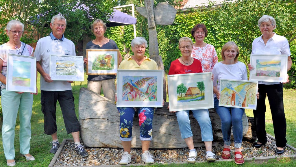Der Malzirkel der Kreisvolkshochschule, Außenstelle Tangerhütte, unter Leitung von Dozentin Birgit Müller-Hock (Dritte von rechts) präsentiert erstmals seine Arbeiten in der Arneburger Kunstscheune. Die Hobbymalerinnen und der Hobbymaler kommen nach der Corona-Pause wieder regelmäßig zusammen.