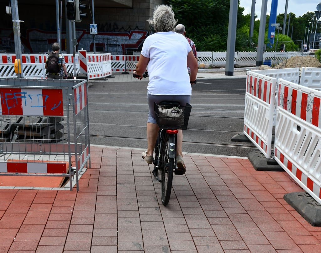 Die neue Farbe auf dem Radweg am Magdeburger Damaschkeplatz verblasst bereits nach wenigen Wochen.