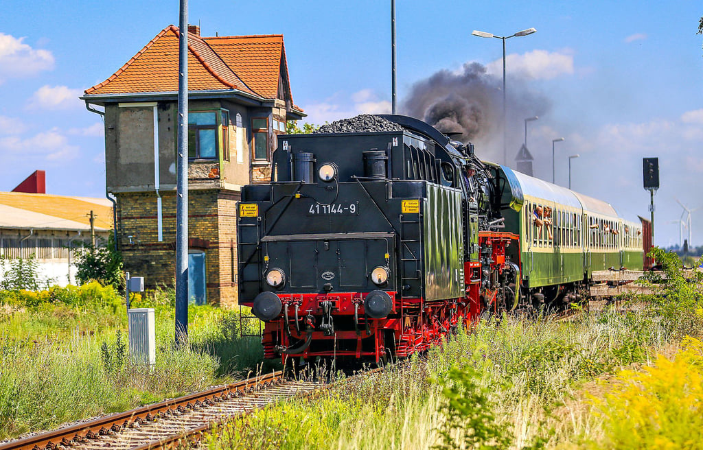 Seltener Anblick: Am Samstag fuhr ein Sonderzug mit Dampflok, die 1939 erbaut wurde, in den Querfurter Bahnhof ein.