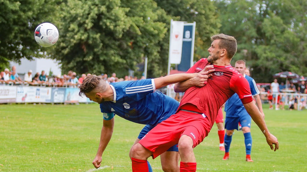 Im wahrsten Sinn des Wortes packend ging es zwischen Kelbra (rot) und dem VfB zu. Hier duellieren sich Patrick Olbricht und Steffen Müller (vorn).