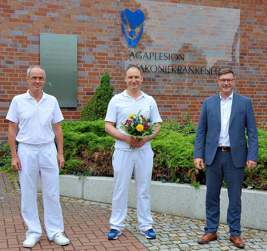 Fachlich wird Krum Krumov (Mitte), der neue leitende Oberarzt in der Abteilung Innere des Diakoniekrankenhauses, vor allem die Nachfolge von Chefarzt Dr. Jürgen Jahnke (l.) antreten, der bald in den Ruhestand wechseln will. Jahnke und Geschäftsführer Dirk Hermann begrüßten ihren Kollegen am Montag auch ganz offiziell.