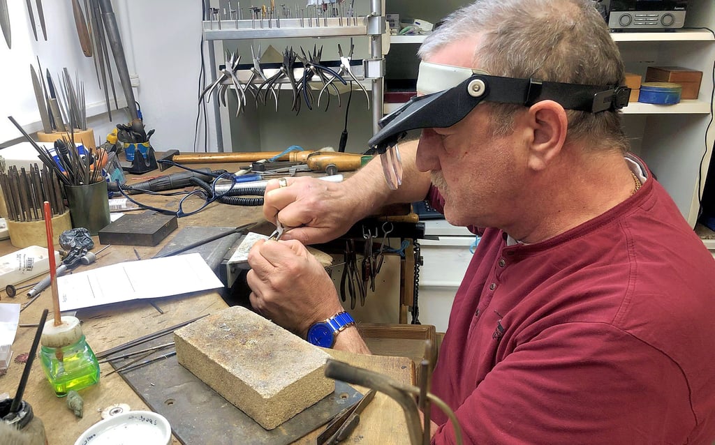 Andreas Otto repariert als Handwerksmeister in der Zeitzer Innenstadt Uhren und Schmuck.