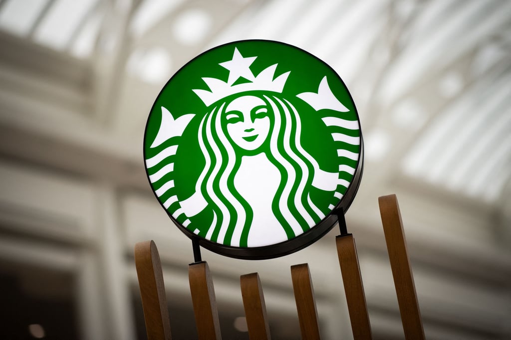 Das Logo der Kaffeehauskette Starbucks. Manch Magdeburger wartet bislang vergeblich auf eine Filiale in der Elbestadt.