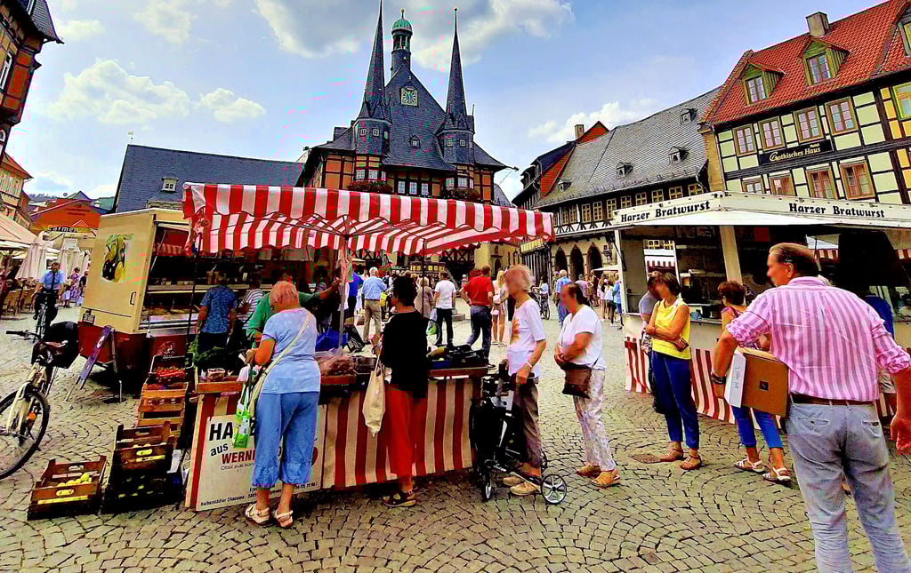 Der Wernigeröder Wochenmarkt erfreut sich nach wie vor großer Beliebtheit – vor allem bei den Einwohnern. Die Verkaufsstände bieten immer dienstags und freitags ihre Waren feil.