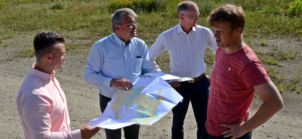 Von links: Landrat Andy Grabner, Getec-Geschäftsführer Chris Döhring, Bürgermeister Andreas Dittmann und Marcel Schöbel (Getec) am künftigen Standort der PEM-Wasserstofferzeugungsanlage im Energiepark auf dem Zerbster Flugplatz. Die neue Koalition will das Zerbster Wasserstoff-Projektden mit finanziell unterstützen und weiterentwickeln. Bürgermeister Andreas Dittmann und Chris Döhring saßen bei den Koalitionsverhandlungen in Magdeburg zwischen CDU, SPD und FDP mit am Tisch.