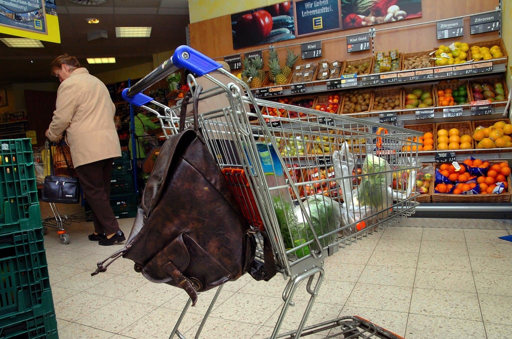 Das sollte man nie tun: Die Tasche am Einkaufswagen zurücklassen.