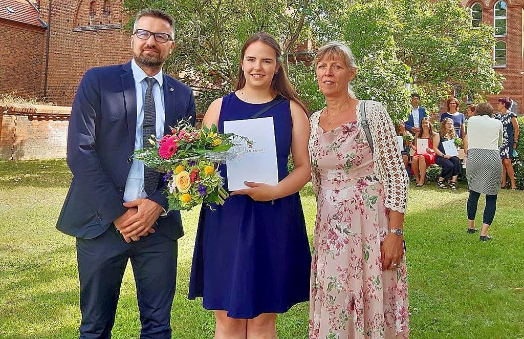 Zu den ersten Gratulanten für den erfolgreichen Ausbildungsabschluss von Alina Spingler gehörten Ausbildungsleiterin Marion Brandt (rechts) und der stellvertretende Bürgermeister André Gerdel.
