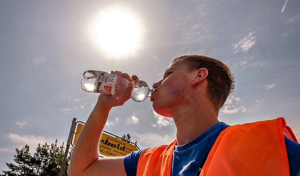 Wasser! Wenn die Sonne richtig brennt, hilft bloß viel trinken.