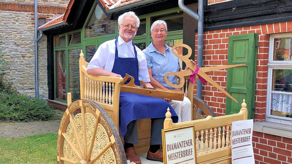 Meister Rüdiger Timme und Meisterin Annedore Feuerriegel in der vom Tischlermeister aufwändig zu seiner Goldenen Hochzeit gefertigten Hochzeitskutsche.