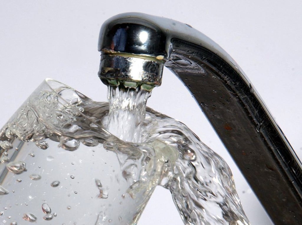 Wasser sprudelt aus einem Wasserhahn.