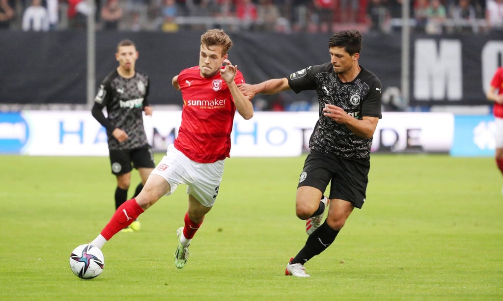 Halles Tom Zimmeschied (l.) setzt gegen Braunschweig zum Dribbling an.