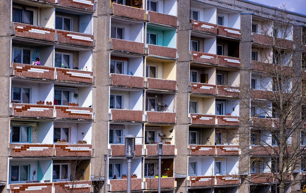 Blick auf die Balkone von Wohnungen eines Plattenbaus in Pasewalk.