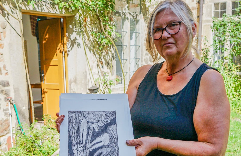 Die Künstlerin Irene Leps aus Zerbst zeigt eine Radierung eines vorherigen Workshops von Agnes-Almuth Griesbach.