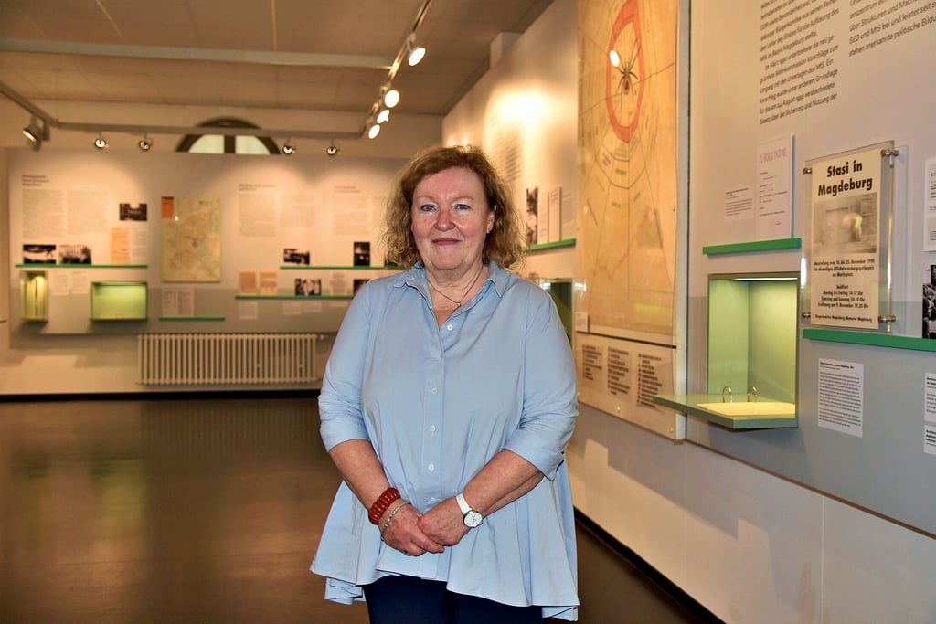 In den alten Räumen der Stasi-Haftanstalt am Moritzplatz finden heute Ausstellungen ihren Platz. Bettina Wernowsky steht hier im Raum zum "Herbst 89" in Magdeburg.