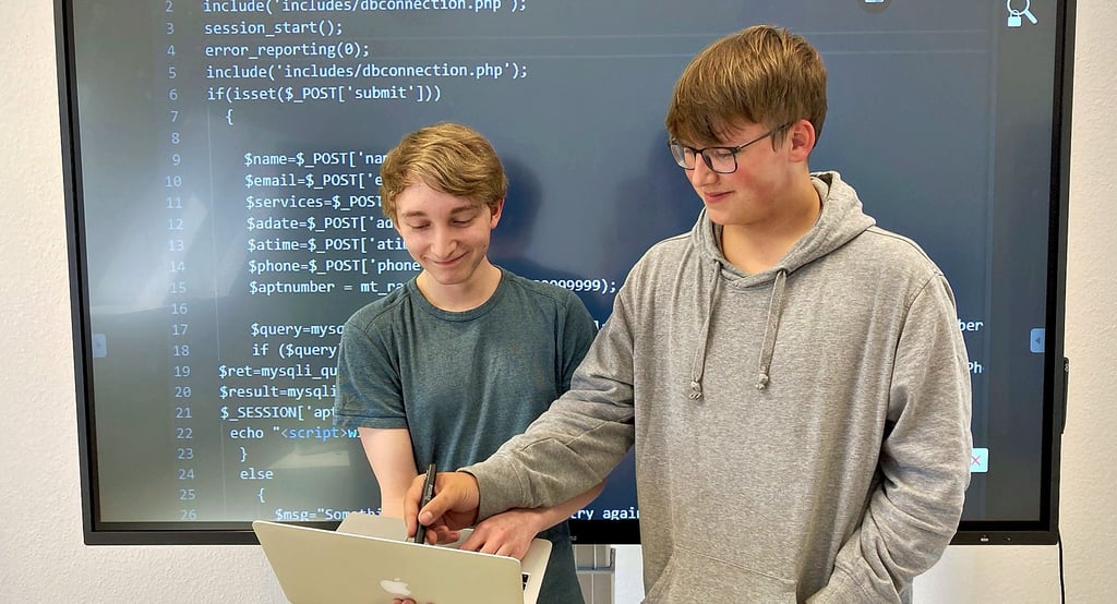 Die Firma Wunds Datensysteme beginnt das neue Ausbildungsjahr mit zwei Lehrlingen: Yannik Erler und Phillipp Gluth.