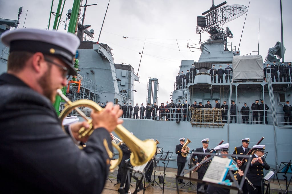 Die Musikkapelle spielt bei der Verabschiedung der Fregatte "Schleswig-Holstein".