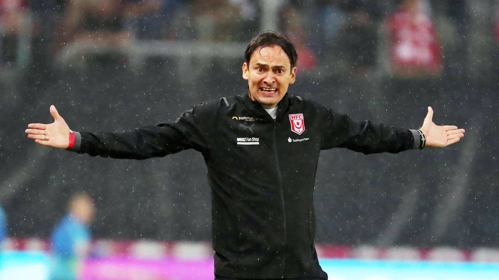 HFC-Trainer Florian Schnorrenberg zeigt vollen Einsatz im Spiel gegen Eintracht Braunschweig.