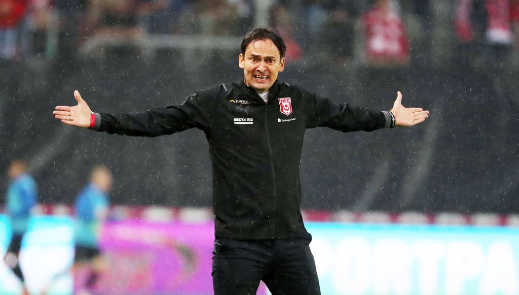 HFC-Trainer Florian Schnorrenberg zeigt vollen Einsatz im Spiel gegen Eintracht Braunschweig.