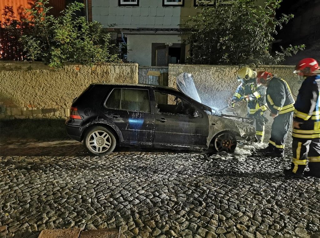 Die Kameraden der Freiwilligen Feuerwehr Anderbeck konnten den Brand des Autos löschen.