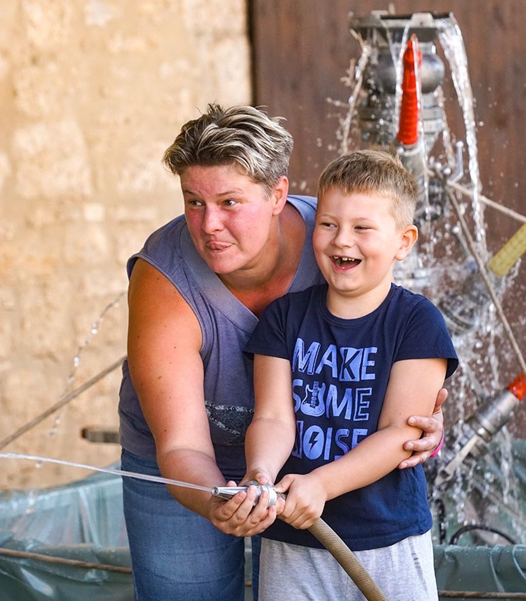 Konzentration und Spaß an der Spritze: Maximilian und Janett Schreinert.