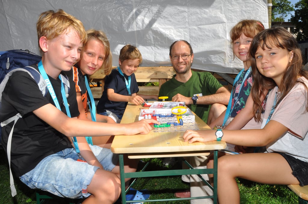 Die Magdeburger Kinderstadt „Ottopia“ kann auch mit einer Universität aufwarten. Leopold (11), Alexander (11), Theo (8) sowie Emilia (9) und Zoey (9) haben sich bei Mathias Magdowski von der „echten“ Otto-von-Guericke-Universität Magdeburg auf spielerische Weise mit Elektroschaltkreisen beschäftigt.