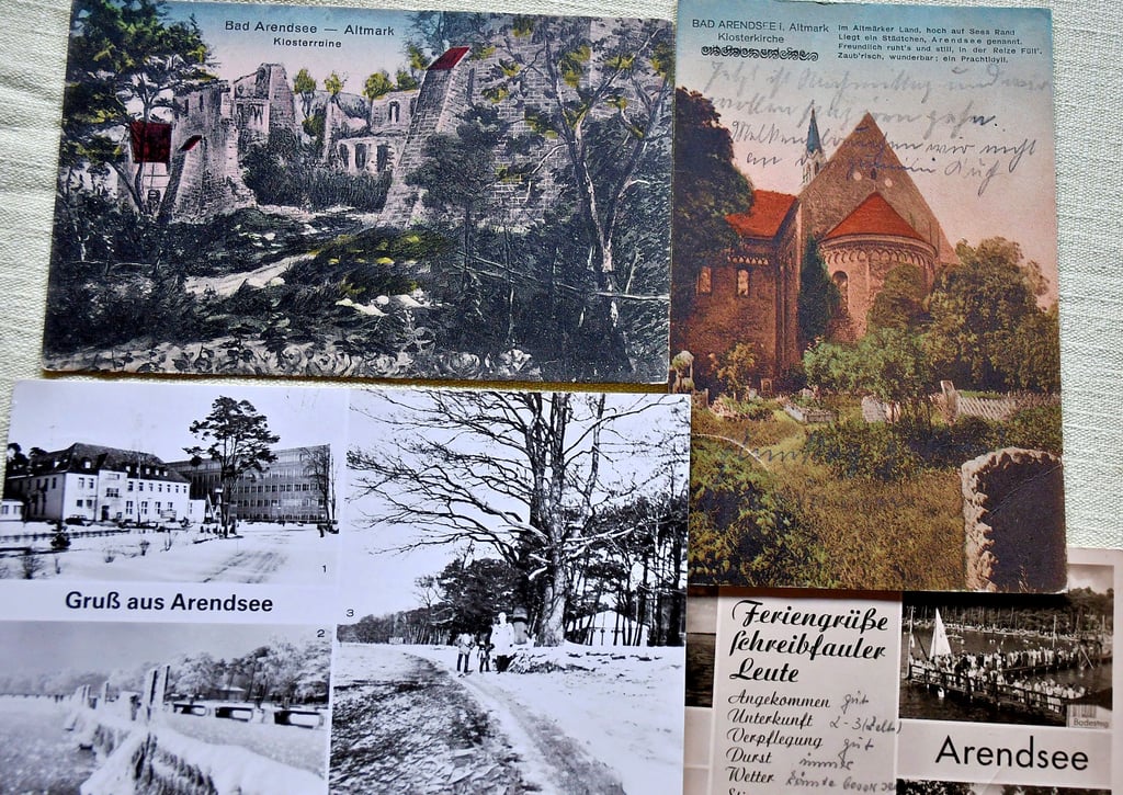 Ausschnitte von Arendseer Postkarten, die besonders sind: Das Bild oben links von der Klosterruine wurde einem Werk des Heimatmalers Fritz Gentsch nachempfunden, daneben wird mit Friedhof und Kirche Werbung gemacht, darunter gibt es ein Exemplar für Menschen, die ungern viel schreiben und unten links wurden ausschließlich Winteraufnahmen verwendet.