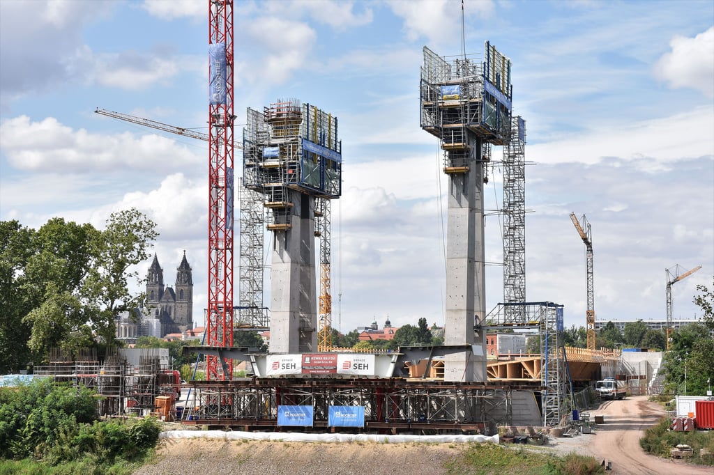 Der Pylon für die neue Brücke über die Alte Elbe wächst. Zum Jahresende sollen die 62 Meter Endhöhe erreicht werden.
